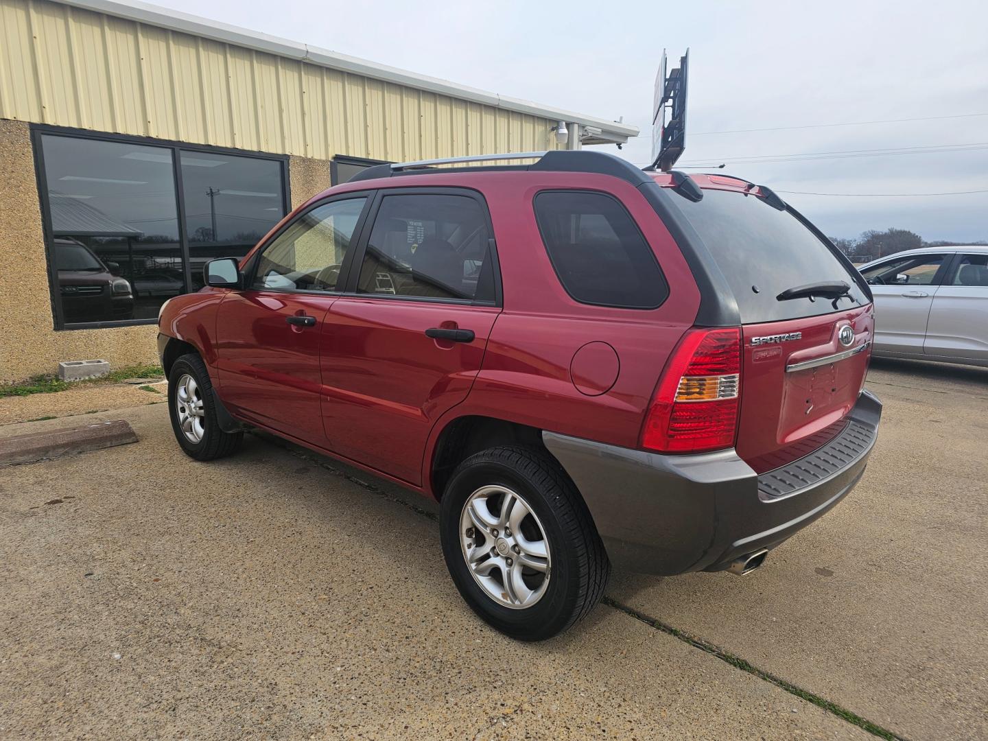 2008 MAROON Kia Sportage EX V6 2WD (KNDJF723587) with an 2.7L V6 DOHC 24V engine, 4-Speed Automatic Overdrive transmission, located at 533 S Seven Points BLVD, Seven Points, TX, 75143, (430) 255-4030, 32.313999, -96.209351 - Photo#3